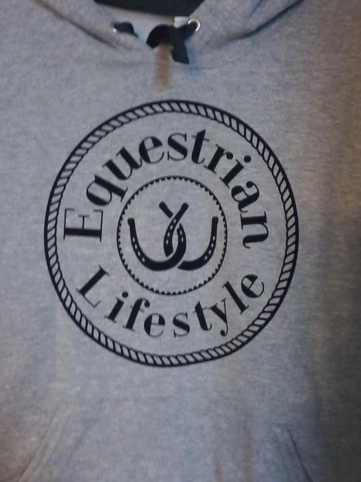Equestrian Lifestyle
Color: Sport Grey
Graphic: Horseshoe/ clear background
Size: Small